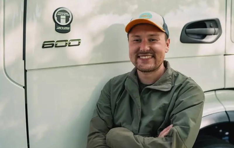 Un șofer german și câinele lui reinventează provocarea lui Jules Verne: 45.000 km în jurul Pământului, cu un camion electric și doar 80 de încărcări