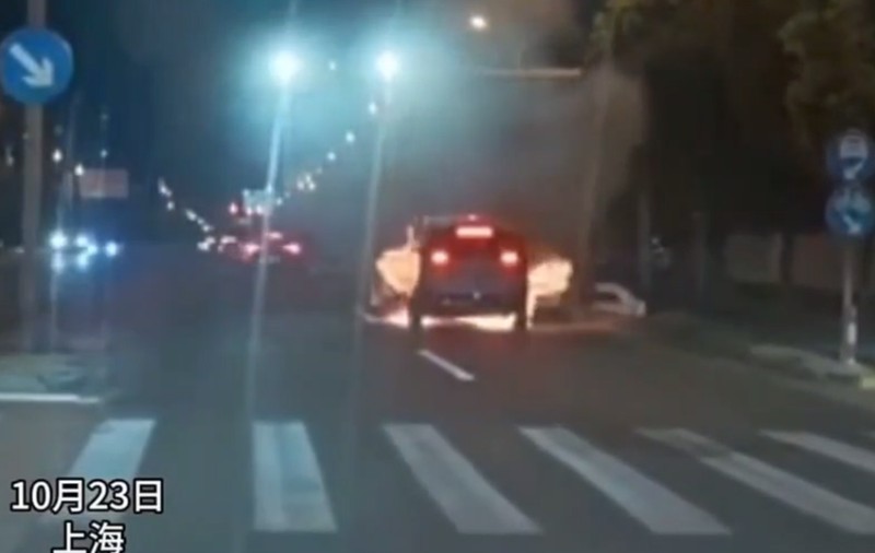 O mașină electrică a luat foc din senin pe stradă, în China, și a ars complet în mai puțin de un minut