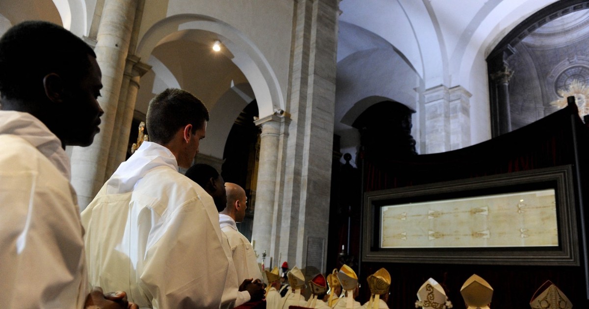Episcopi și preoți s-au rugat în fața Giulgiului din Torino în 2010, în Catedrala din Torino.