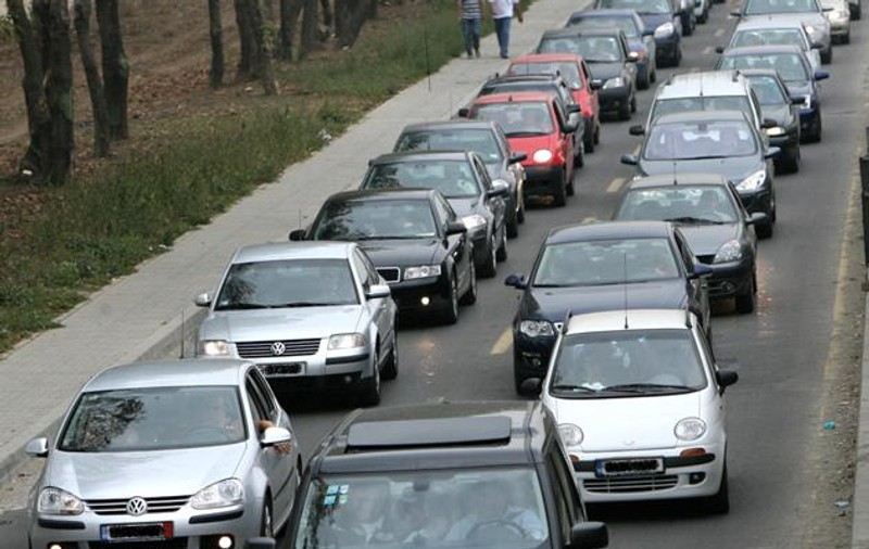 Era să distrugă mii de maşini cu zâmbetul pe buze. Benzinarul-bandit, prins şi amendat