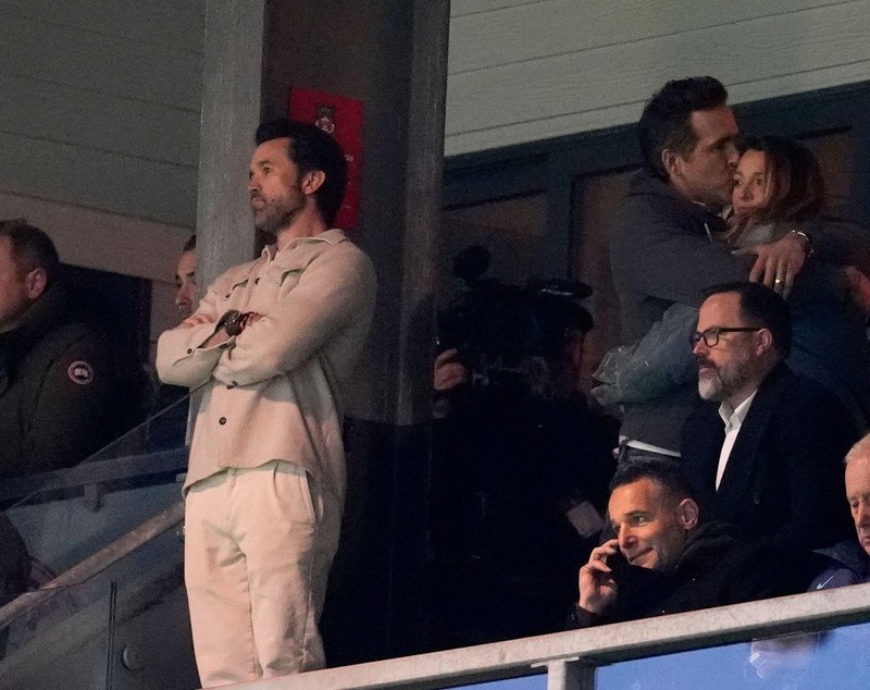 Blake Lively, apariție rară. Cum a fost surprinsă alături de Ryan Reynolds la un meci de fotbal: „Devenim obsedați”
