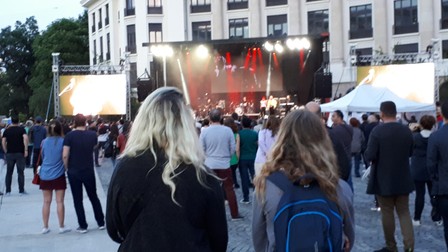FOTO: Smiley, artist ale cărui concerte sunt mai mereu sold-out, a cântat în Piața Universității, într-un spectacol cu intrarea liberă, dar cu participare modestă