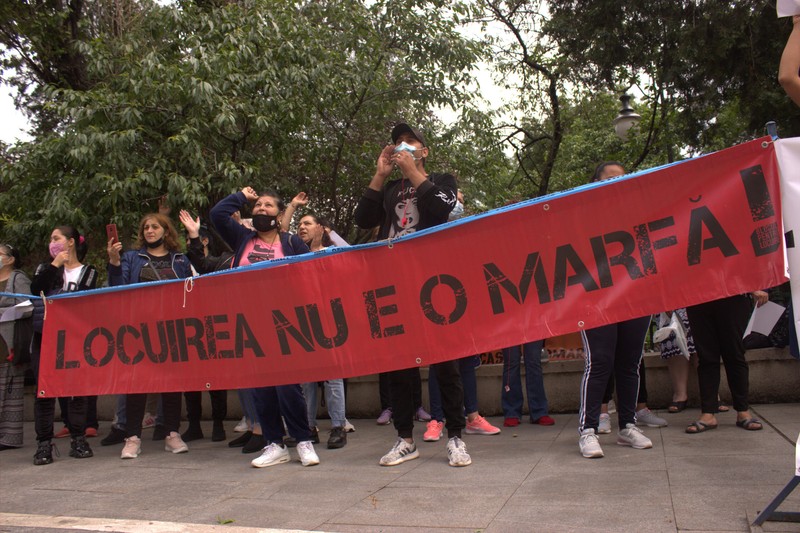 Unul din protestele pentru finalizarea construcției de locuințe sociale din cartierul Ghencea, care au avut loc în fața Primăriei Municipiului, în iunie 2021. | Foto: Frontul Comun pentru Dreptul la Locuire