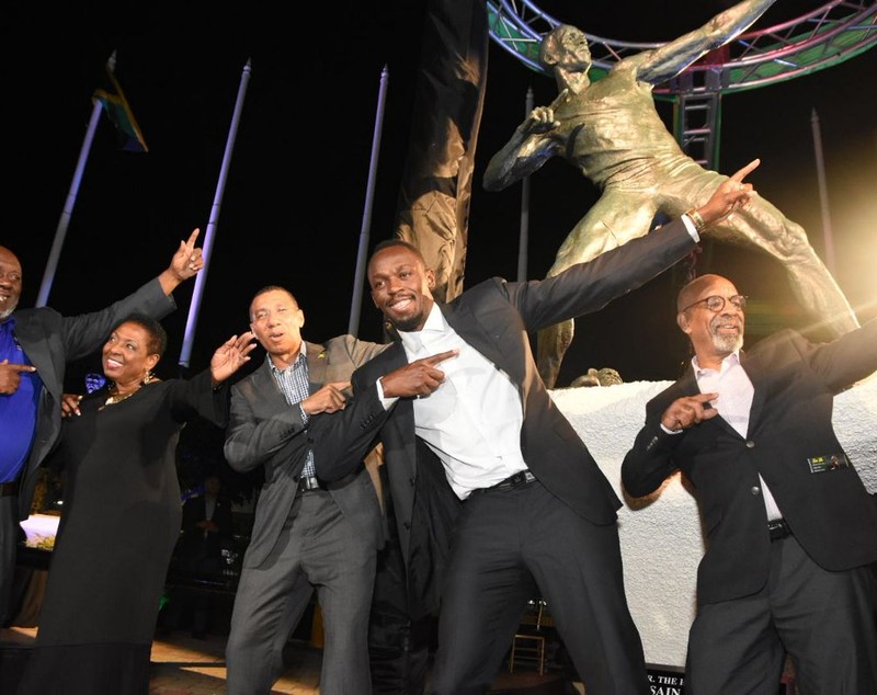 Usain Bolt are statuie. Aceasta a fost dezvelită în fața stadionului național din capitala Jamaicăi / GALERIE FOTO&VIDEO