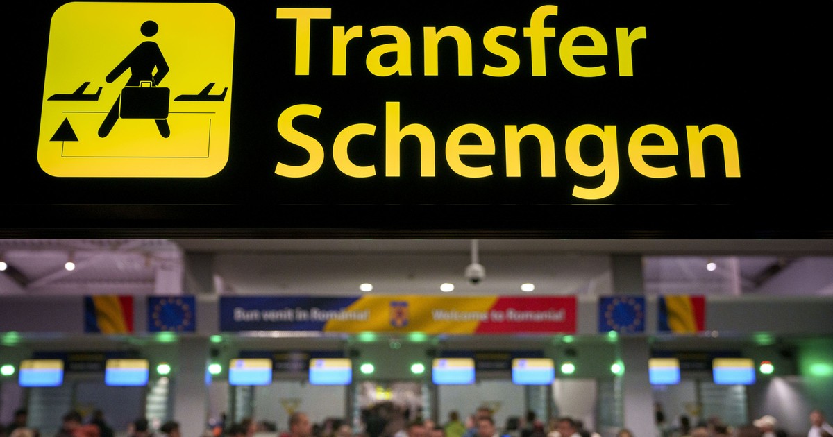 Persoane asteapta la coada dupa intrarea Romaniei in Spatiul Schengen cu frontierele aeriene si maritime, in terminalul Sosiri din Aeroportul International 'Henri Coanda' din Otopeni, duminica, 31 martie 2024.
