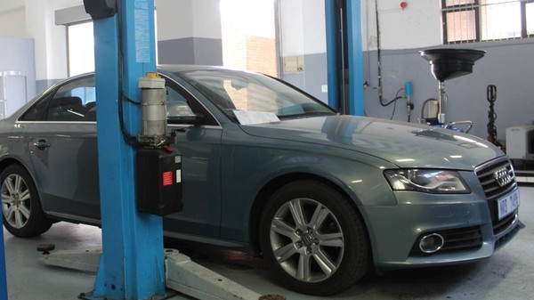 Mașină Audi în service auto