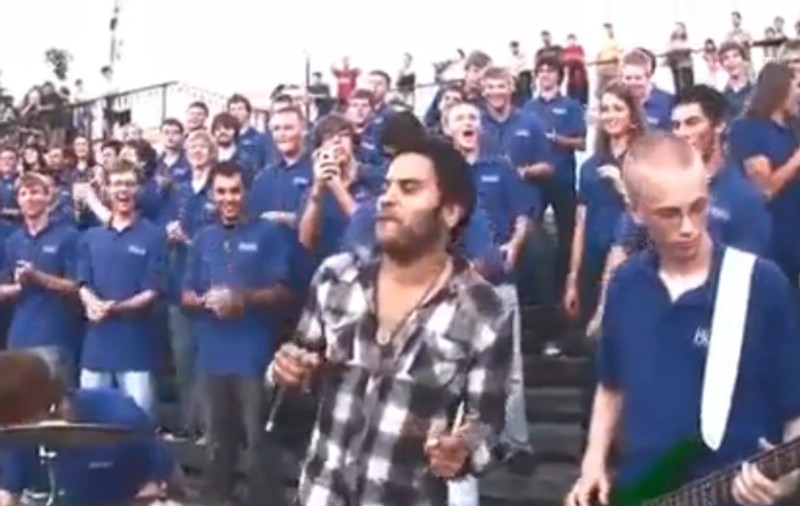 Video | Lenny Kravitz a oferit un super recital pe stradă