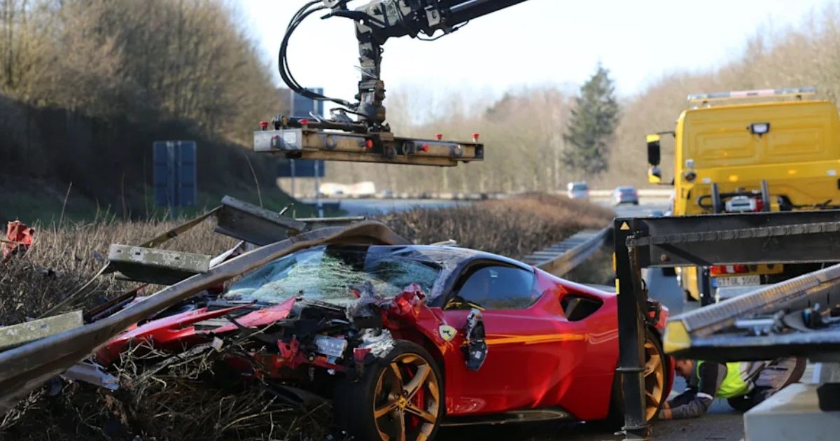 Mașină roșie Ferarri distrusă după un accident pe o șosea