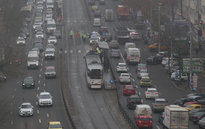 UPDATE: Pieton lovit de un șofer care circula pe linia de tramvai pe șoseaua Ștefan cel Mare. Circulația tramvaielor a fost reluată
