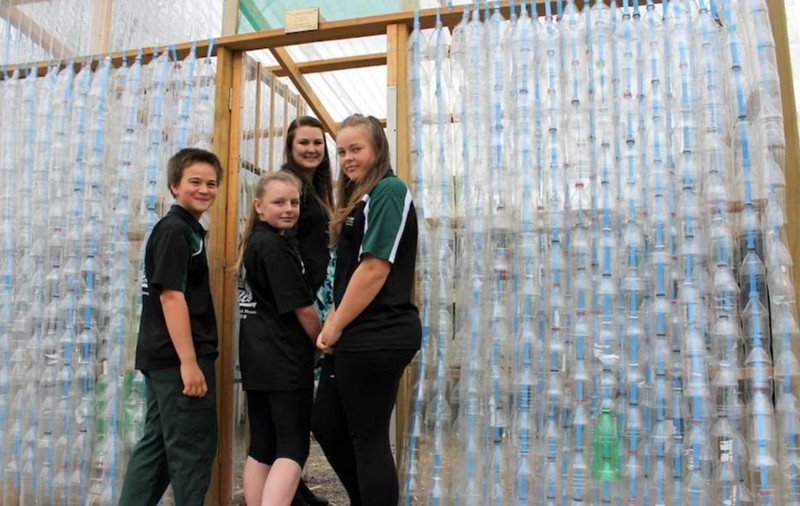 Elevii unei școli au construit o seră din 2000 de sticle de plastic goale, în Australia