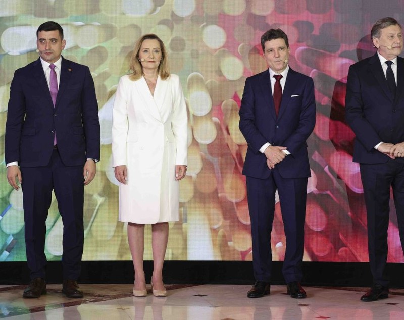 Cât costă rochia albă purtată de Elena Lasconi la dezbaterea electorală. S-a îmbrăcat de la o vedetă care deține un brand de haine