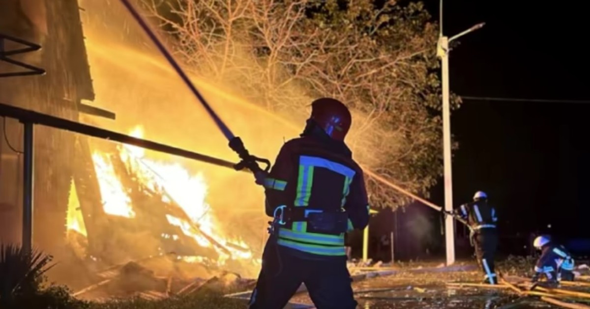 Pompierii intervin pentru stingerea unui incendiu declanșat de un atac aerian rusesc Foto: Serviciul de Urgență Odesa
