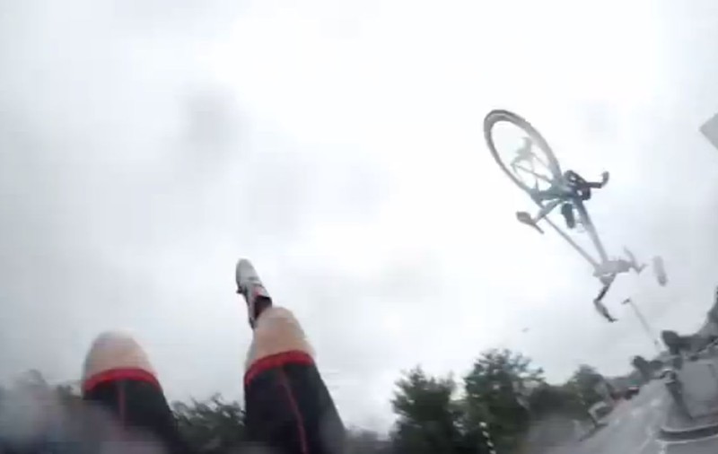Un biciclist a aterizat în picioare după ce a fost lovit de o maşină! VIDEO 