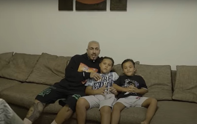 Imagini rare cu familia lui Alex Velea. Cum arată părinții cântărețului și cum se înțeleg cu fiul lor
