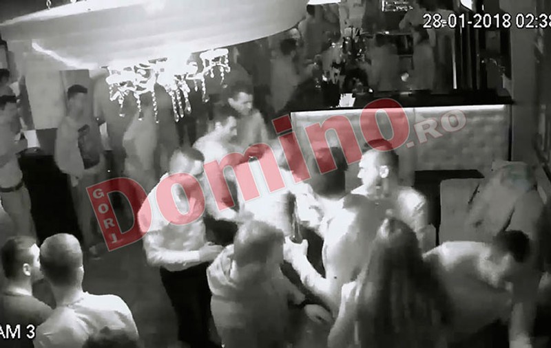 Tânăr bătut cu bestialitate într-o discotecă din Gorj. Agresorii sunt liberi
