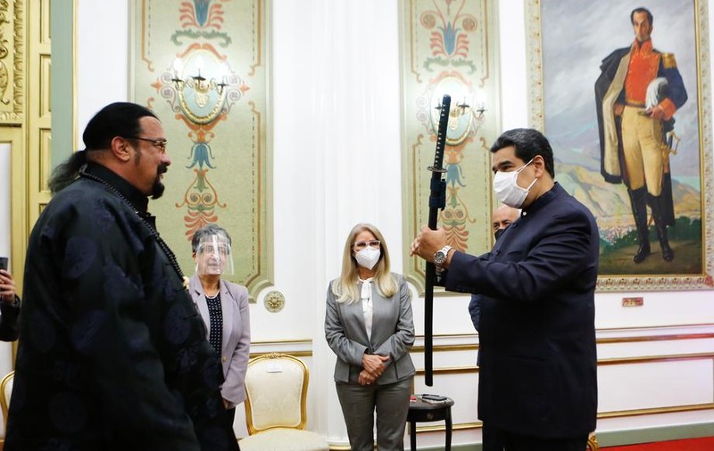 Actorul Steven Seagal i-a oferit o sabie de samurai președintelui Venezuelei, Nicolas Maduro