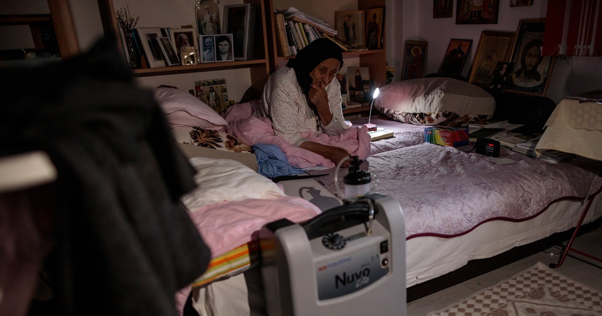 Femeia trebuie să urmeze un tratament: 15 ore pe zi la concentratorul de oxigen
