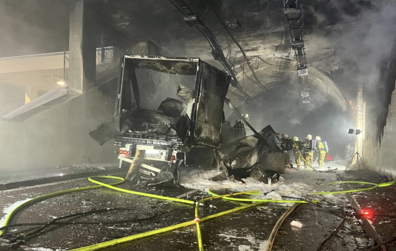 Un șofer român de TIR a pierdut controlul volanului într-un tunel din Austria: camionul a ars complet în urma incendiului izbucnit