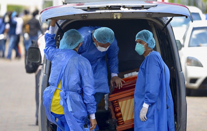 VIDEO / Imagini cutremurătoare din Ecuador. Cadavrele oamenilor uciși de COVID-19 sunt lăsate pe străzi