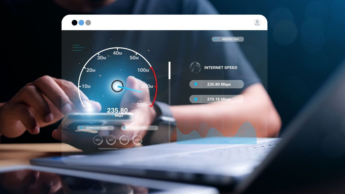 Mainile unui programator care lucrează pe laptop cu ecran virtual de măsurare a vitezei internetului, concept de internet și tehnologie, internet de mare viteză 6G