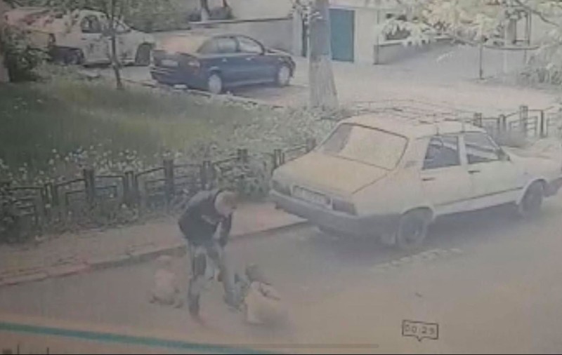 VIDEO | Scene șocante în Piatra Neamț. O bătrână cu un copil de mână a fost bătută și tâlhărită pe stradă de un individ