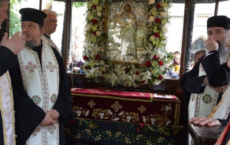 Video | Procesiune religioasă în prima zi de carantină în Suceava. Credincioșii au urmărit de la geam racla Sf. Ioan cel Nou