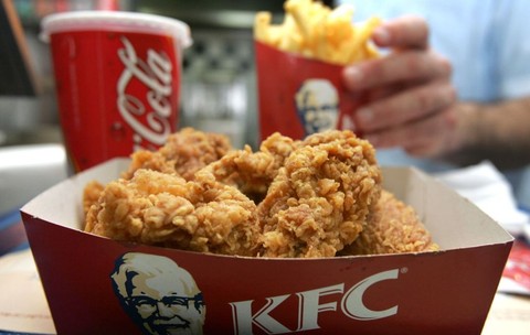 Restaurantele KFC din SUA renunță la produsele PepsiCo și trec la Coca-Cola, punând capăt unei alianțe de aproape patru decenii. Foto: Getty Images