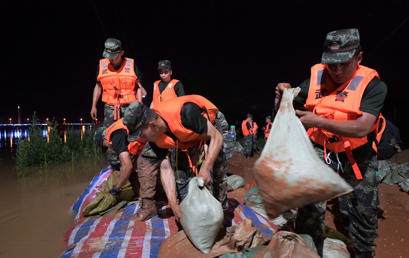 Imaginile suferinței. Cum arată picioarele unui pompier care a muncit 30 de ore, pentru a salva victimele inundațiilor din China