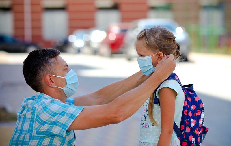 Date noi. Cât de îngrijorați să fie părinții la redeschiderea școlii? Cum se manifestă şi cât de gravă poate fi infecţia cu noul coronavirus la copii