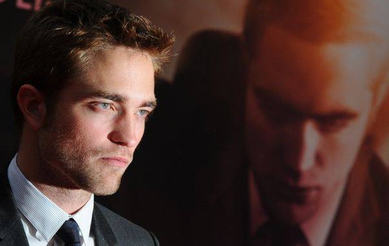 Robert Pattinson, hotărât să dea ochii cu regizorul care i-a sedus logodnica. Află ce vrea să-i spună!