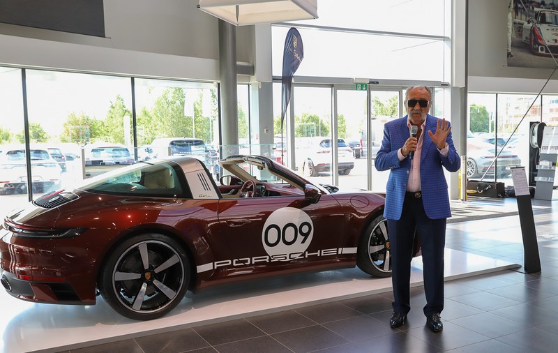 Țiriac și-a prezentat cea mai nouă mașină din colecție: un Porsche de 200.000 de euro. „Numai inscripția a costat aproape cât o Dacie”