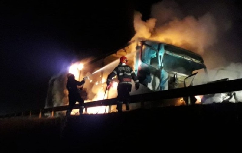 Un automobil și un tir s-au ciocnit frontal. Ambele au luat foc. Unul dintre șoferi a murit!