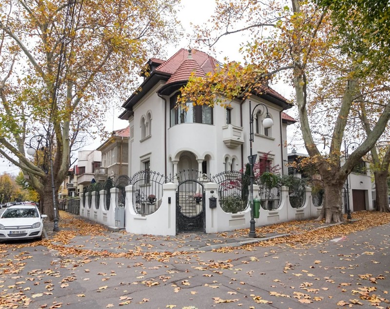 FOTO/ Cum arată vila dintr-o zonă de lux a Capitalei scoasă la vânzare cu aproape 2 milioane de euro
