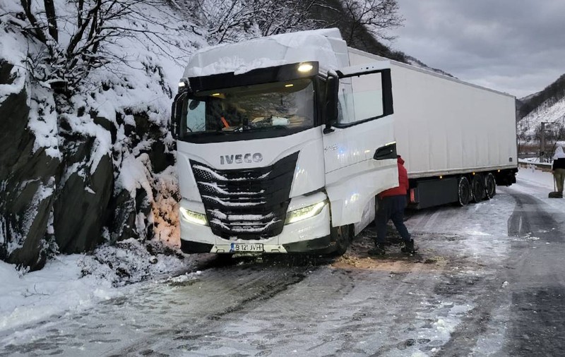 Un TIR parcat pe șosea a blocat DN7 de pe Valea Oltului cu orele