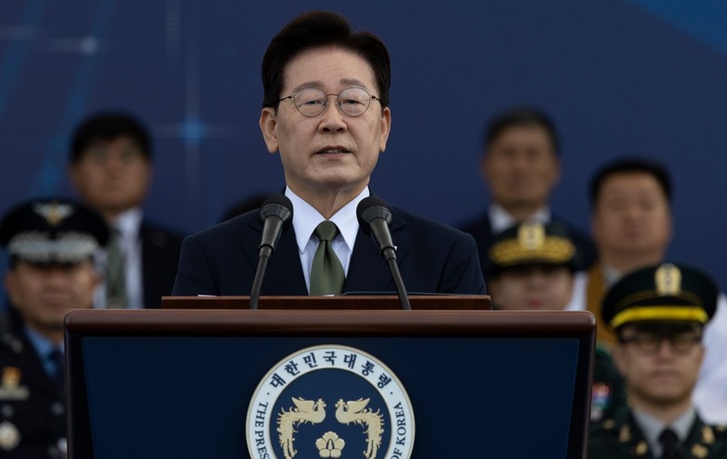 Președintele sud-coreean Lee Jae-myung, la tribună, în timpul unui discurs ținut în fața unor soldați. Imagine cu caracter ilustrativ Sursa foto: Profimedia