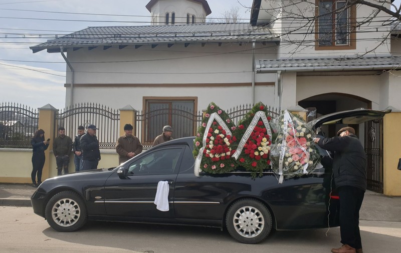 Valentina, fata ucisă de fostul iubit, condusă pe ultimul drum. Ce povestesc prietenii tinerei despre petrecerea din noaptea crimei (FOTO)