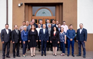 Primarul Traian Nicolae, în mijlocul echipei sale.