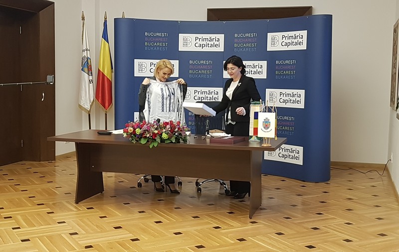 Ce coincidență! Gabriela Firea și Silvia Radu, primarul Chișinăului, și-au făcut cadou câte o ie! 