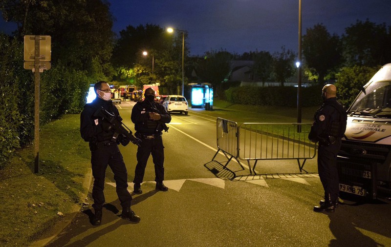 Profesor decapitat lângă Paris, după ce le-ar fi arătat elevilor caricaturi cu Mahomed. Macron a calificat crima drept ”atac terorist islamist”