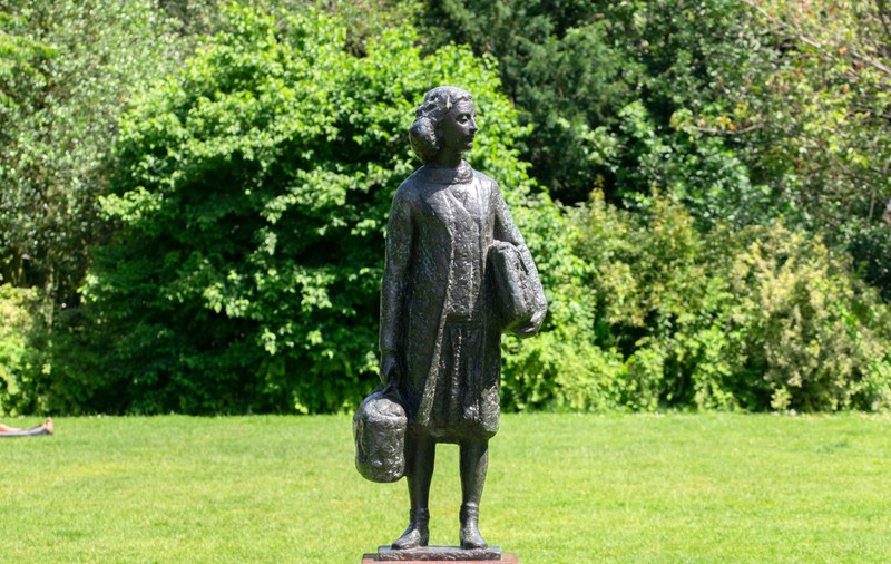 Statuia Annei Frank din Amsterdam, vandalizată cu mesajul „Gaza”. „Niciun palestinian nu a fost ajutat de mânjirea statuii ei atât de prețioase”