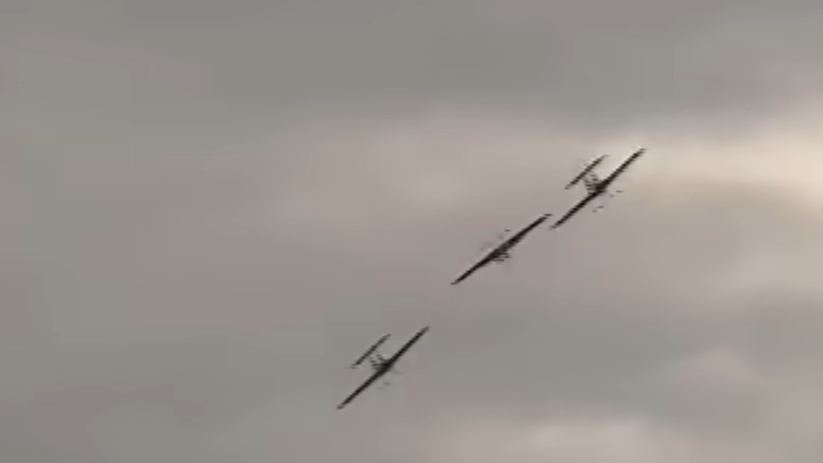 Trei avioane în aer