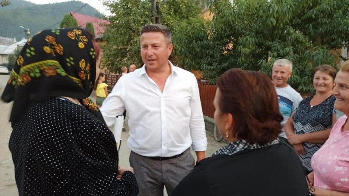 VIDEO Președintele liberalilor din Sângeorz-Băi, în mitinguri electorale alături de primarul care s-a filmat cum își umilește fiica: „Mă doare inima că e atacat”