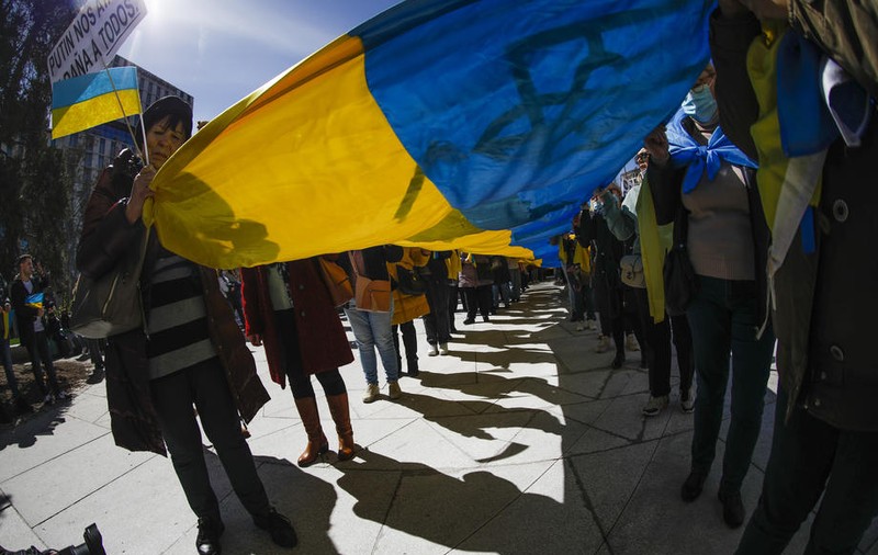O selecție de vorbe inteligente enervante de la intelectuali din toată lumea, rostite apăsat în plin război