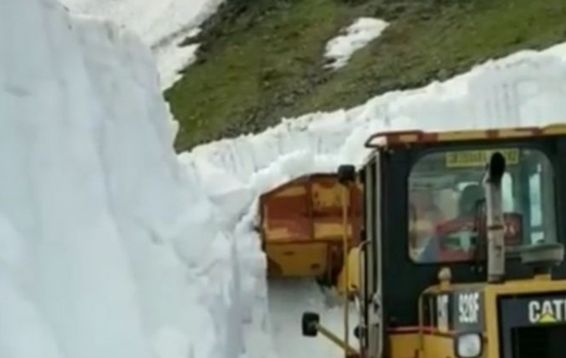 Zăpadă de peste 6 metri pe Transfăgărășan. Eliberarea drumului ar putea dura câteva săptămâni