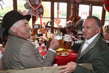 Carlo Ancelotti (stânga), antrenorul lui Bayern, ciocneşte o halbă de bere cu Karl-Heinz Rummenigge, preşedintele clubului german. (FOTO: EPA)