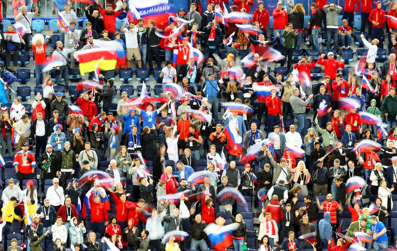Sticle cu apă gratuite pentru suporterii de la meciul Rusia - Uruguay, finala grupei A de la Campionatul Mondial 2018