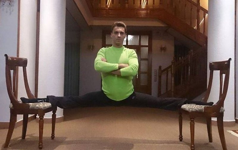 Credeai că MIRCEA BADEA ŞI VAN DAMME SUNT AŞI la ŞPAGAT? Un mare fotbalist de la noi îi bate de departe!