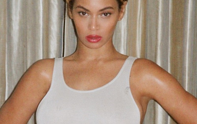 Beyonce, acuzată că își modifică pozele în PhotoShop și că o face PROST
