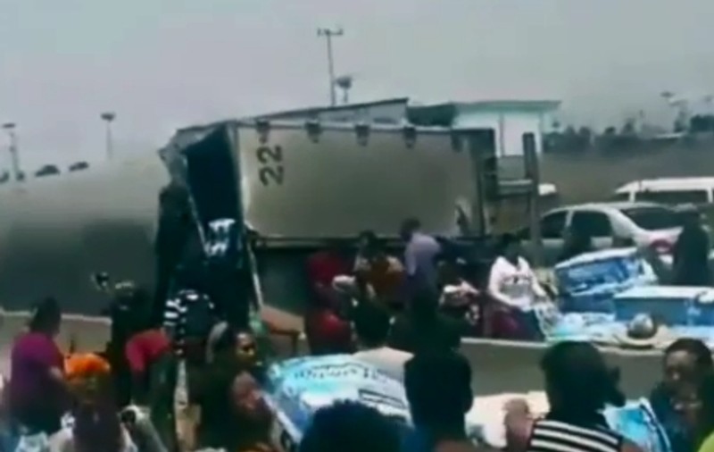 VIDEO | Au furat un tir de hârtie igienică. Poliția era de față!
