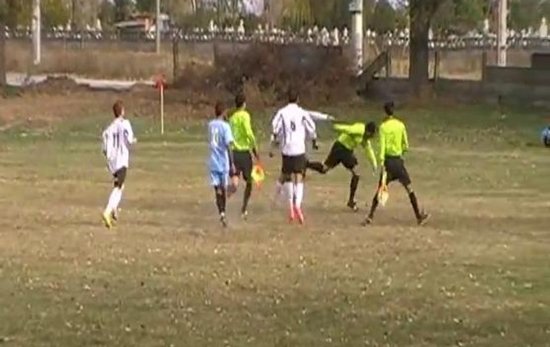 Se întâmplă în România: un fotbalist a BĂTUT un arbitru angajat la penitenciar!